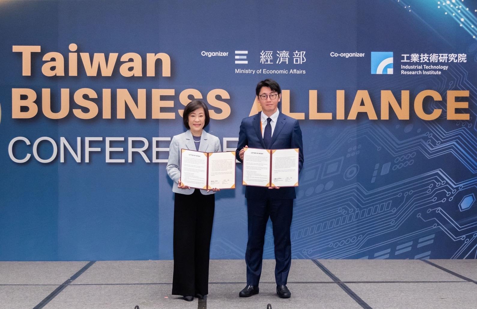 左:台湾経済部 江文若 政務次長/右:台湾蔦屋 大塚一馬 董事長