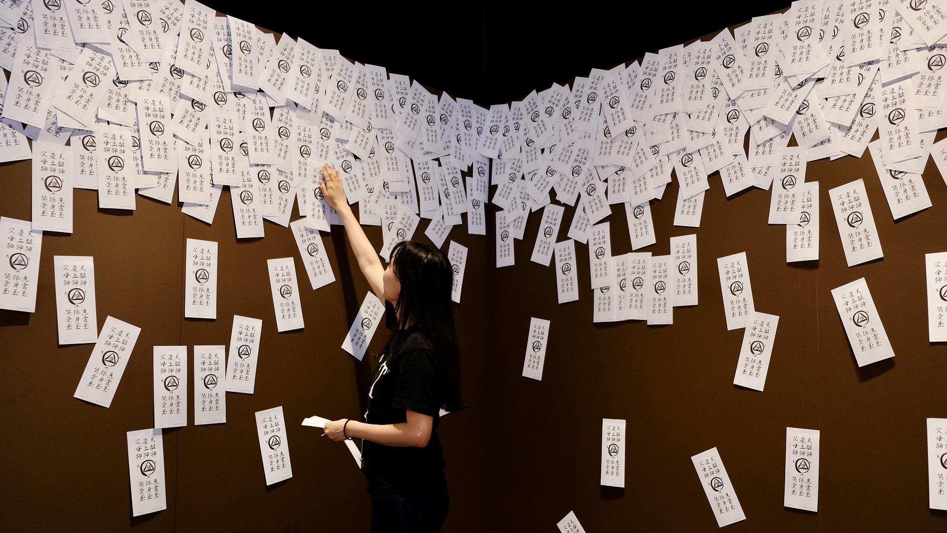 第1期最終話で発見された「お札の部屋」を再現できる展示(SHIBUYA TSUTAYA)